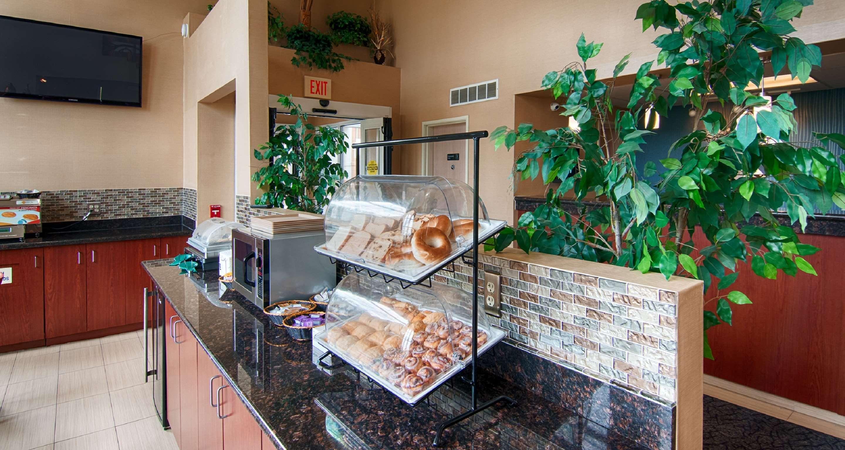 מולין Best Western Airport Inn מראה חיצוני תמונה